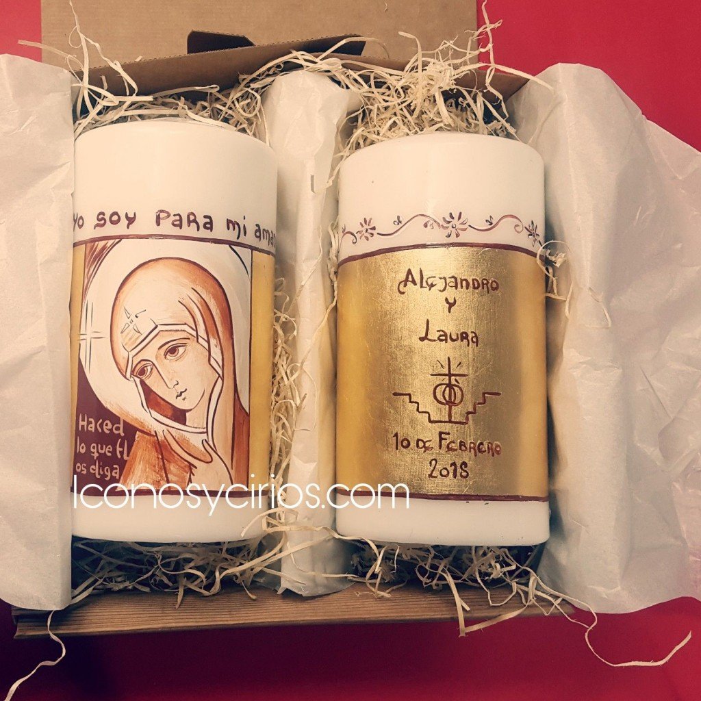 Velas de boda pintadas a mano con la Virgen y los nombres de los novios