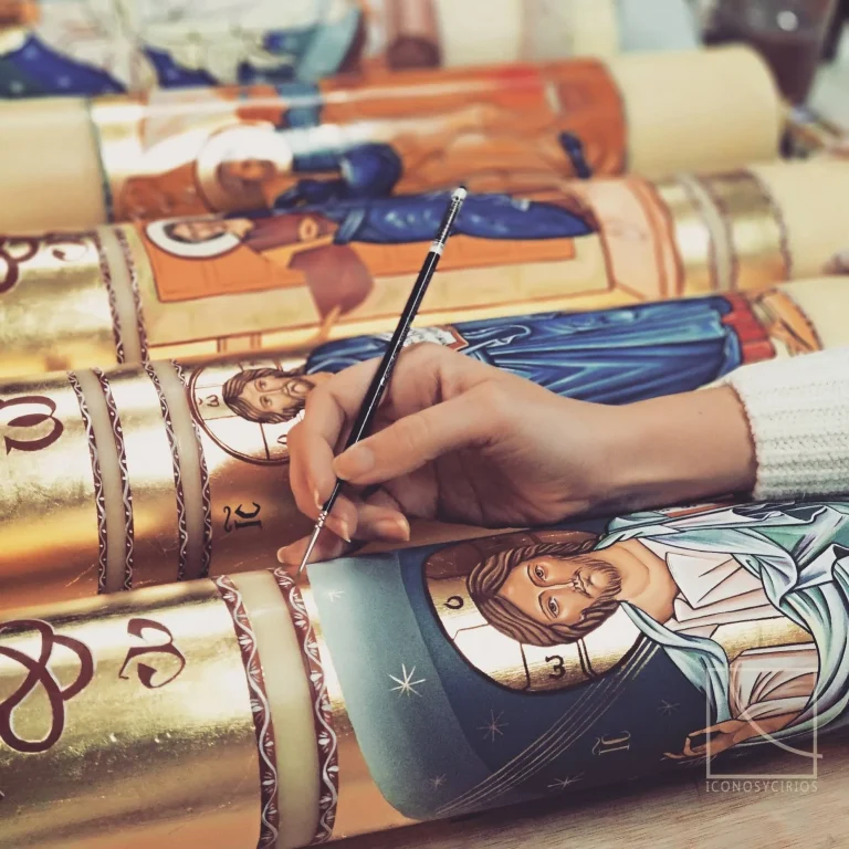 Cirios pintados a mano en el taller